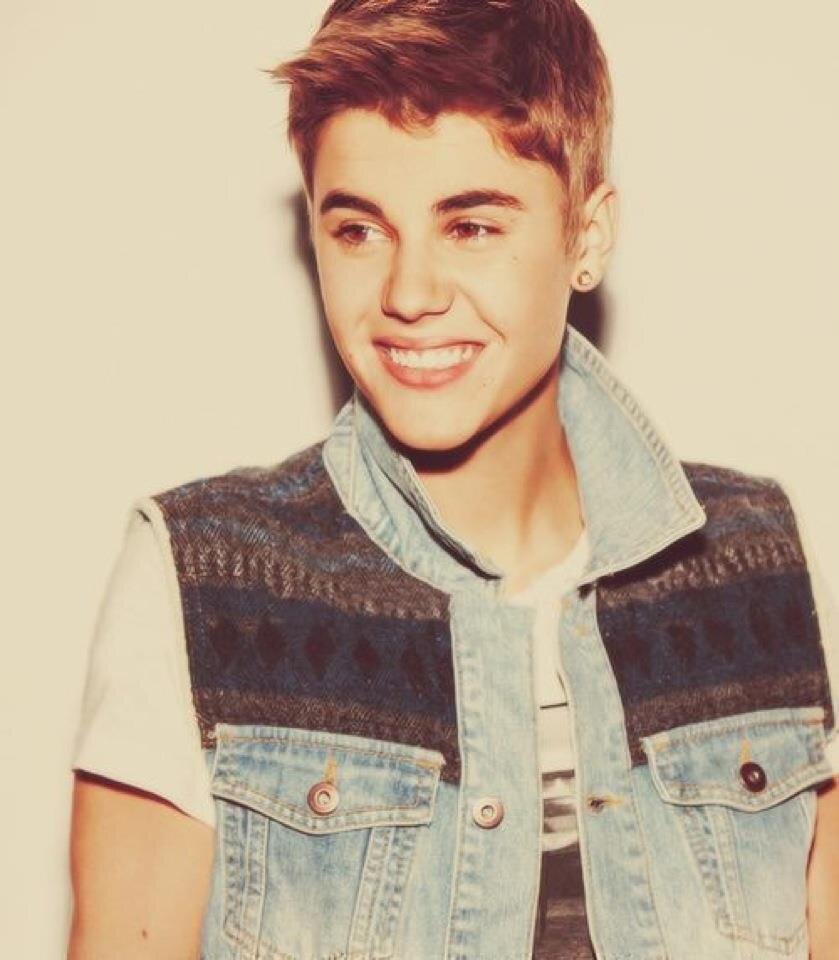 Hi, we are 10 beliebers of Barcelona and we want to meet justin! We need your help! FOLLOW US, RT US. WE FOLLOW BACK ;)