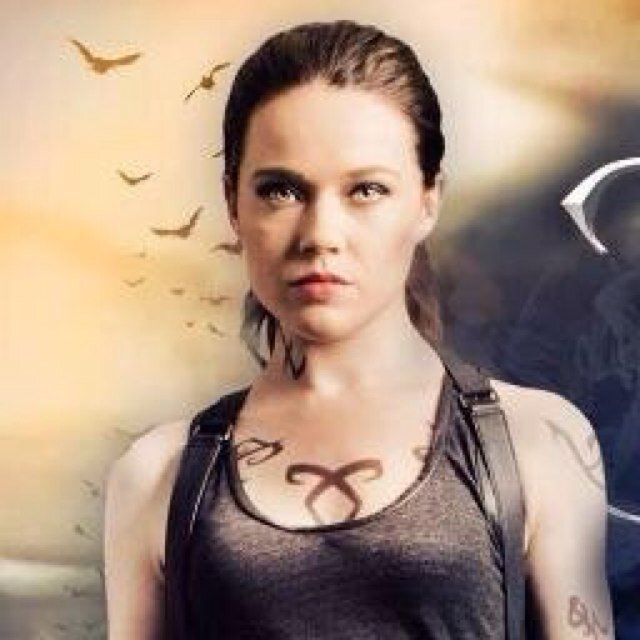 17 años, soy pura de corazón y repelo la mugre. Soy Isabelle Sophia Lightwood, puedo ser tu alegría, puedo ser tu perdición.