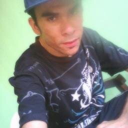 Sou uma pessoa feliz,
Amo muito a vida 
E dela sou aprendiz; 
Tenho várias paixões,
Mas, como qualquer um,
Possuo imperfeições...