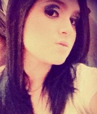 Aquariana,
 flamenguista, apaixonada por Forró, boba, idiota, retardada, ridicula, animada, engraçada, 
possessiva, irritante, maravilhosa.