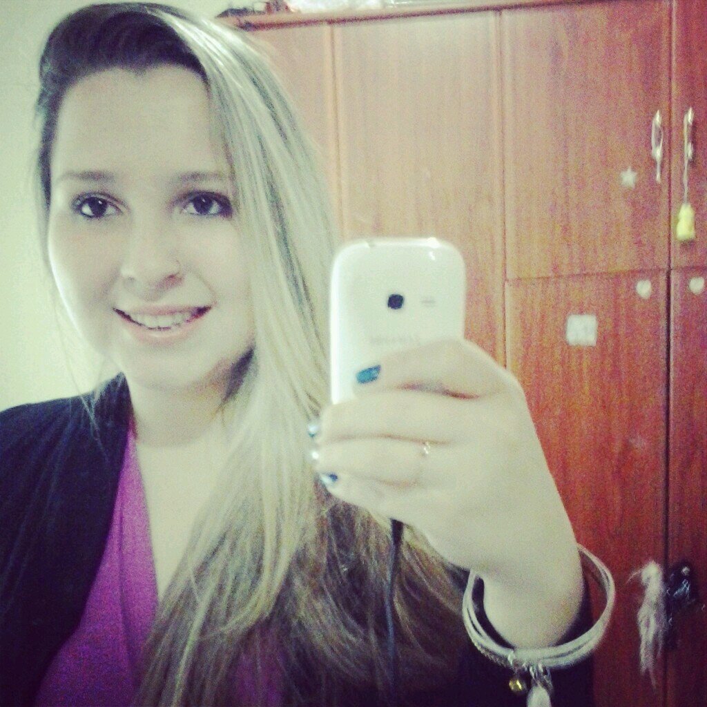 Um sorriso, um abraço apertado, uma musica, estar com quem eu gosto, rir até a barriga doer... São coisas simples, mas que me fazem muito feliz ( :