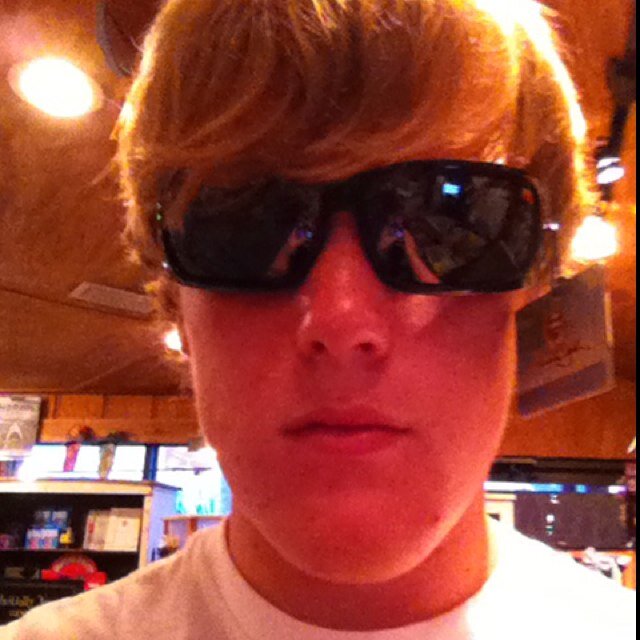 I love football, huntin, fishin, and shootin guns. Follow me ill follow back