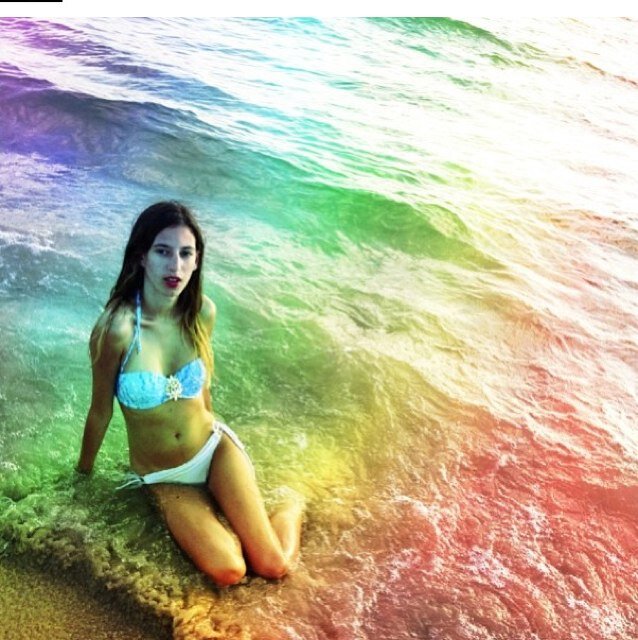 Je suis la meuf cool que tu détestes.
Instagram: jenniferankonina