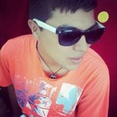 1°  de Derecho, 18 años , albo *-* vivo la vida al instante, criticar  no es mi estilo,  open mind, tierno, simple,