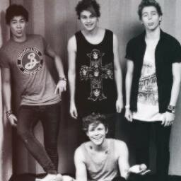 Wishing I had a follow from Luke Hemmings, Ashton Irwin, Calum Hood, and Michael Clifford.