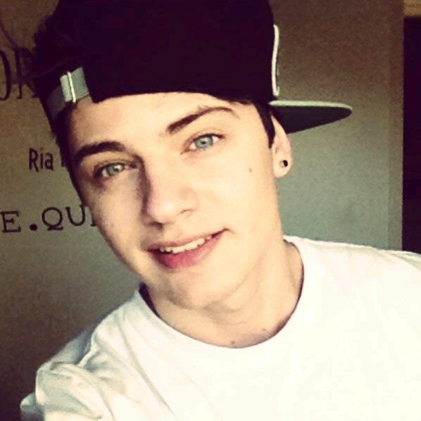 Fã Clube para @CHRIS_LEAO o nosso novo #VDG. Criado dia 15/07/11 e oficializado 02/08/11 ♥ @ClaraLeao_ Mãe, tia, rainha e sogra. @_BRUNALEAO e @KikiLeao cunhas.