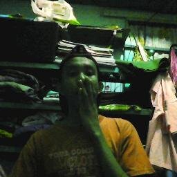 Twitter gac bisah aph aph d suruh orang tua 
   belum makan dan belum mandi,,
pagi udh main komputer ngabisan diut ajh