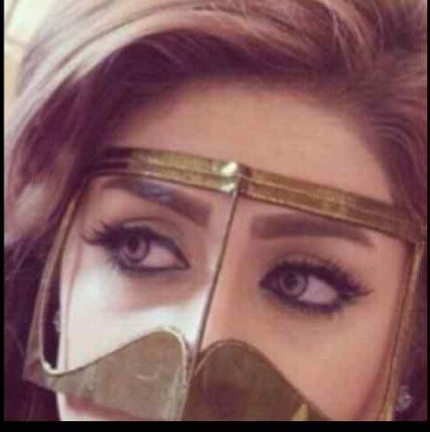 تقول انا بالدّلع سمّوني الخـوخـه'
         غارو جميع العذارى مٓن مياعتها

       وان جات للعنصريّه بنت مطنوخه
          تشوش لامن طرو طاري قبيلتها