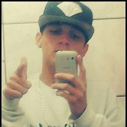 ☆ ' Me rebaixar jamais quem conhece a violência sabe dar valor a paz .