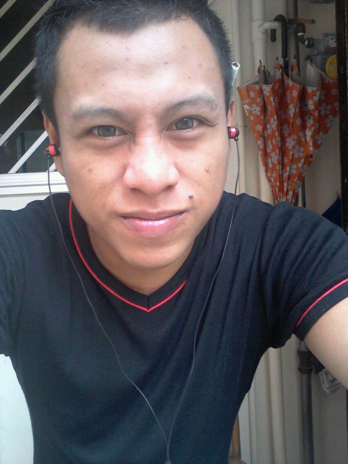 ReyzaRomeo's profile picture. Worry less. Smile more. Accept criticism. Take responsibility. Be quiet and listen. Love life. Embrace change. Feel good anyway.