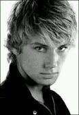 18. Hijo de Valentin y Jocelyn. Considero a Lilith mi madre más que a Jocelyn. Hermano de Clary. Medio demonio. CSR