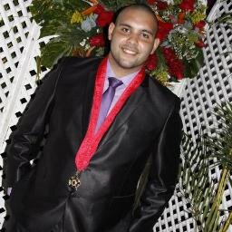 Magister en Periodismo y Fotógrafo Profesional... Un amante de la palabra, seducido por las imágenes.