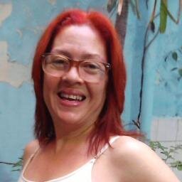 Nacida en Perijá, vivida en Maracaibo, Arte, YOGA, Docente, Madre, a veces más mujer, no he muerto todavía, AMARE a CHÁVEZ Siempre, Madura y RADICAL, leyendo