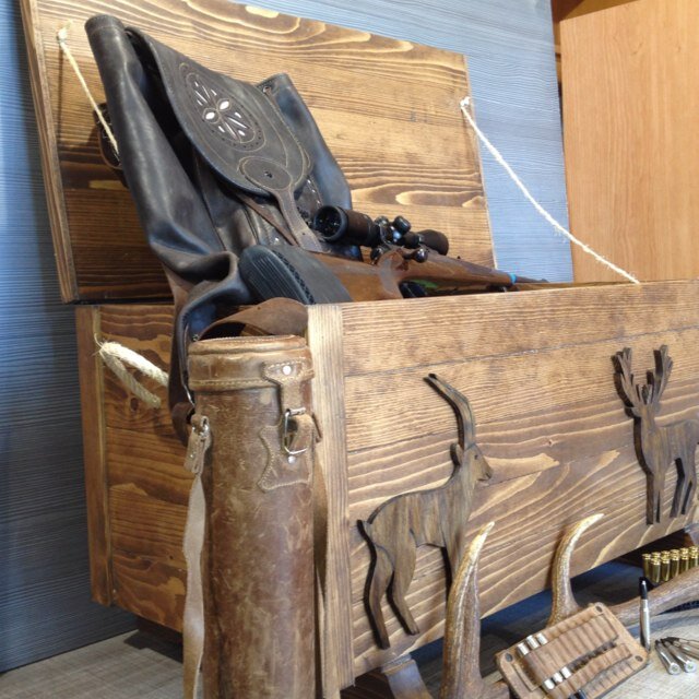 Somos cazadores que hacemos trabajos artesanos de decoracion , relacionados con la caza.       lascosasdecaza@gmail.com
