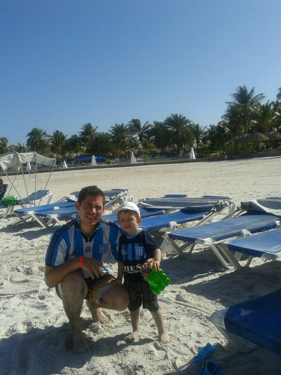 Buen padre, romantico empedernido, gran amigo y enfermo hincha de racing. Ah y cocino bastante bien, el resto es relleno. Run for life
ig LeonardoPreiksa