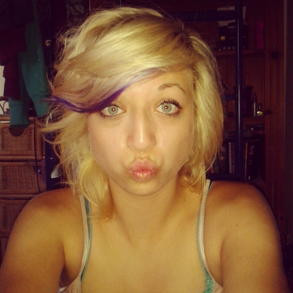jode 18 westbury blonde blue eyes yayy:)