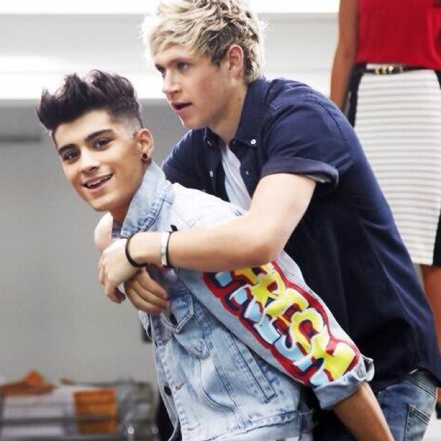 Follow @iZiallHorlik she follows back:)