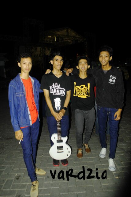 http://t.co/14JbKAkMLM .check my song, and download free . Enjoy romantic skatepunk . More info.@hendriUbay 24D1D68A/08976789097