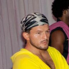 Soy Instructor de Zumba Fitness, Diseñador Grafico y Web, Comercial, Pintor y Caricaturista, un Enamorado de la vida, de mi hijo, y lo que me rodea