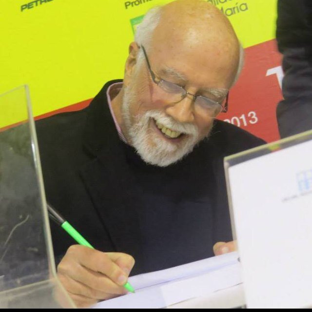 Profesor, Critico de Cine, Esposo y padre de dos niñas, Escritor de temas de cine y sobre todo cinéfilo para siempre.