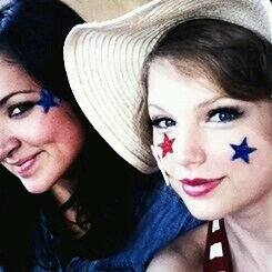 FOLLOW @swiftdeprived COS SHE JUST GAVE YOU A FREE FOLLOW :)