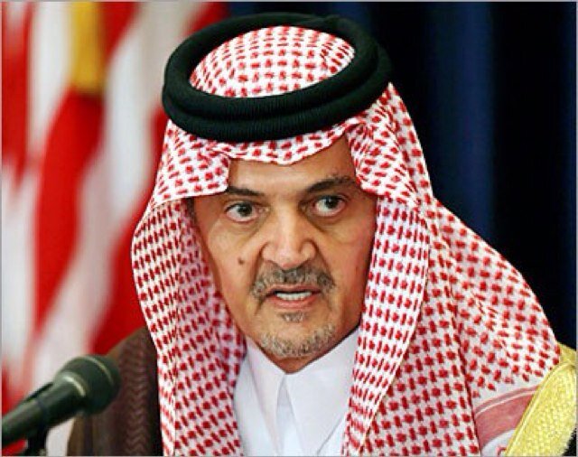 أحد ينام وحاط راسه بكمــــــه ** واحـــد تخم النوم عيـــنه وتخطيــــه