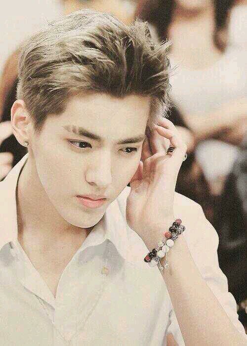 ผมคริสครับ #ยักคิ้ว หล่อ น่ารัก ดุนิดๆ มือไวไปหน่อยแต่ผมเรียกได้ว่าเพอร์เฟ็ค... #DookdikFam...Dear@Hunnie_Ohse