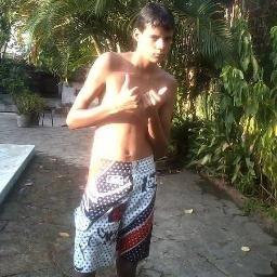 Um menino inteligente , gosta de sair com os amigos e com as amigas sou evangélico , gosto da minha família , gosto de jogar bola com os amiigos :)