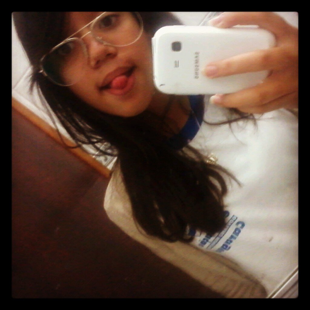 Amo chocolate , coberto , coca , :333 Meenina sorridente , solteira poor ai ! :T