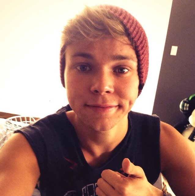 I hope this gives you hope you are beautifl never give up he will follow you ❤❤follow @bandstagramx she has 1/4