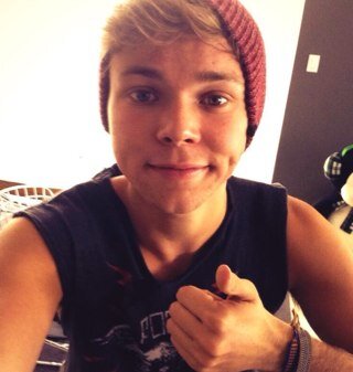 ♡ Free follow bc ily ♡ go follow @sweateredhoran she will follow back just ask ♡