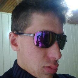 Ninguém é tão feio como na identidade, bonito como no Orkut, feliz como no Facebook, simpático como no Twitter e ocupado como no MSN.