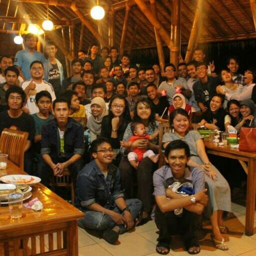 elkom08family's profile picture. Angkatan 08 selamanya harus penuh semangat,harapan,impian dan kebersamaan :D (api unggun,langit malam,bintang,kembang api,lingkaran)