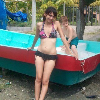 Alegre,enamorada,con los pies sobre la tierra,feliz de ser lo q soy y de tener lo q tengo ;)