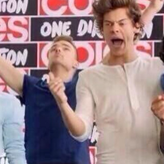 HERES A FREE FOLLOW BUT PLEASE FOLLOW @undercovernarry AND ILL LOVE YOU FOREVER THANKS:)