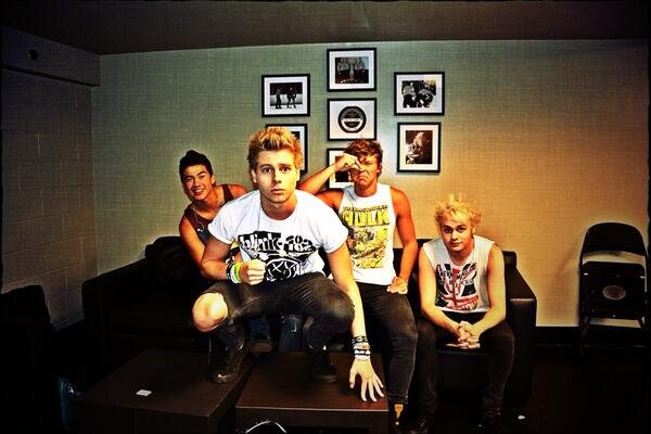 Happy reminder that you are beautiful in every single way, to me and to 5SOS. I love you!! xoxo