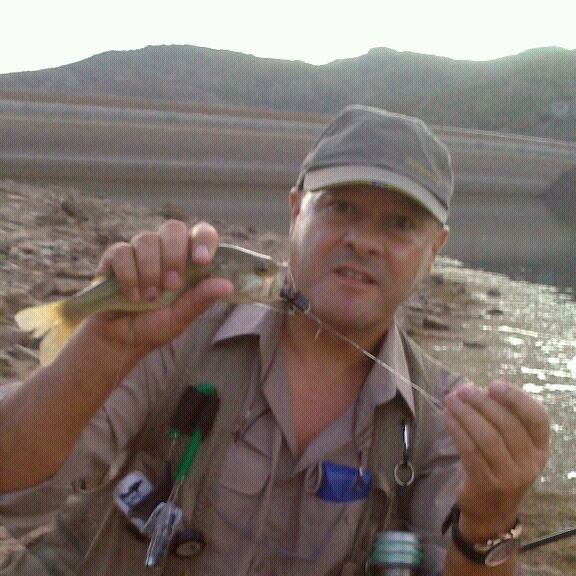 Amante de la pesca, especialmente, en río: trucha, reo y salmón, sin olvidarse del mar. Practica la pesca sin muerte y siente pasión por la naturaleza y la vida