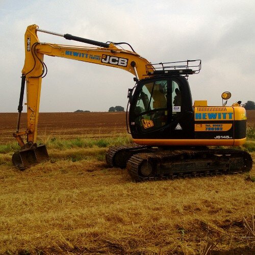 Digger driver at Hewitt plant hire !!! Keen shooter