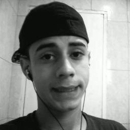 Leão , chato , Bestão *u* , bem alegre , bem idiota , amo muito Futebol  , Feio e só (: