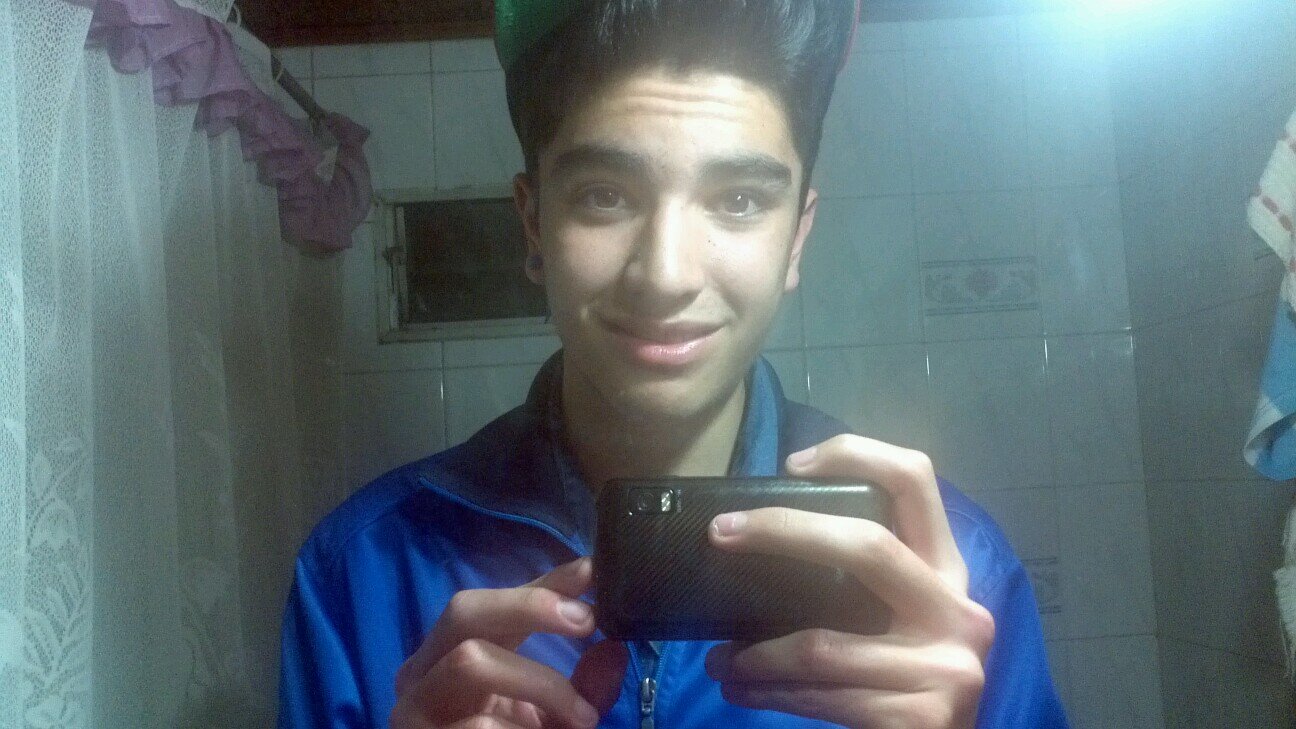Sufro de mitomanía y ademas soy lindo.No mentira,  pero soy bueno.Bueno en realidad soy millonario.  Esta bien soy un pelotudo #LPDA