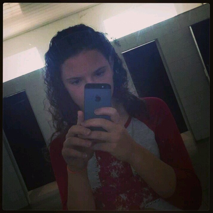 13 anos, ∞BELIEBER∞.skatista,surfista,dramática,irritante,carente,louca,irônica,lerda,chata e muitooooo ciumenta.......prazer eu =)