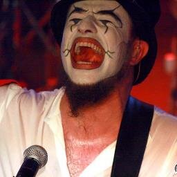 Sou divertida,amo teatro,rock and roll,sou little monster,,,