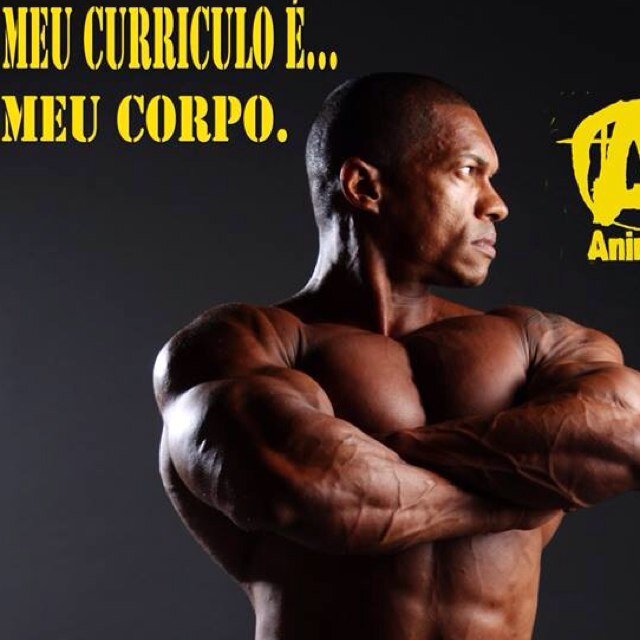 Sou Campeão Brasileiro e Sulamericano de fisiculturismo. Meu patrocinador é Universal Nutrition.