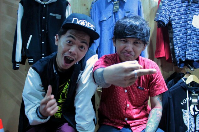 anak muda yang sibuk dagang baju di @Clothsomething & @SClothstore \SC/