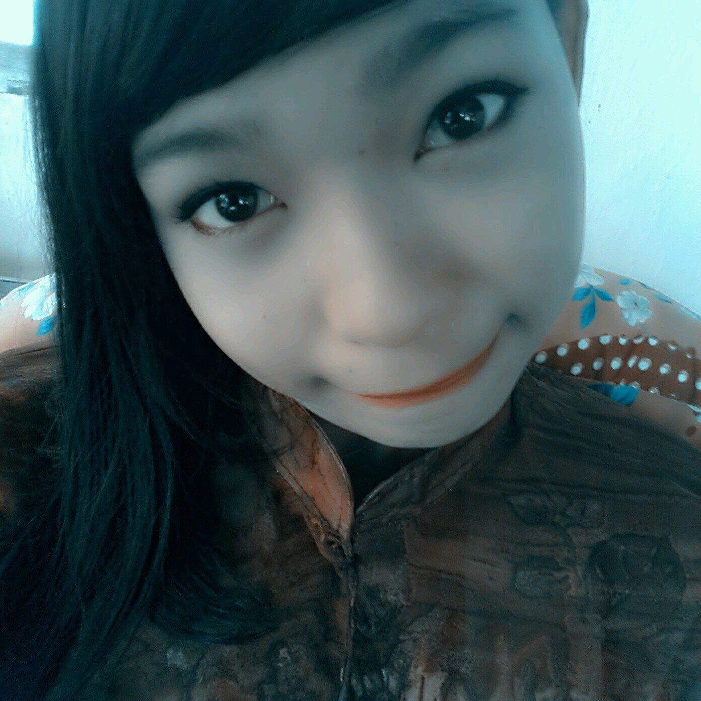 just simple..tak sombonk i'm always smile like this :) .. sape na follow,follow je . n i will follow u  back :)