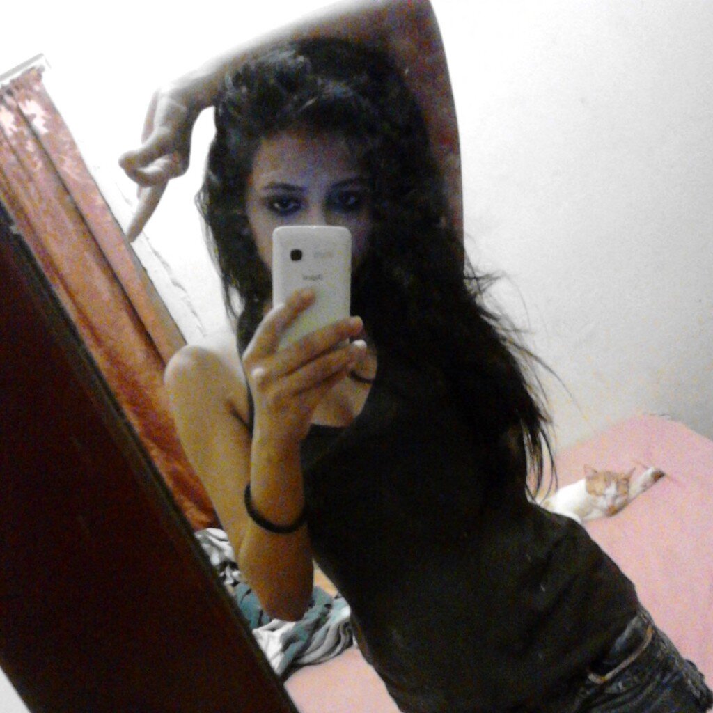 Justin Bieber is my life. I'm a belieber!! forever and always :* . I FOLLOW BACK. :*PS3/MW3 is the best.