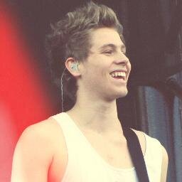JUST GAVE U A FREE FOLLOW. NOW PLS FOLLOW @_hemmingsbabe IN RETURN! THANKS  ❤