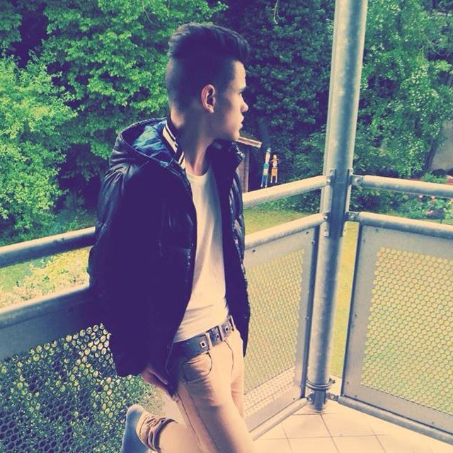 Young acoustic and electric guitarplayer, not fame. Follow my secound acount @llblatner !
