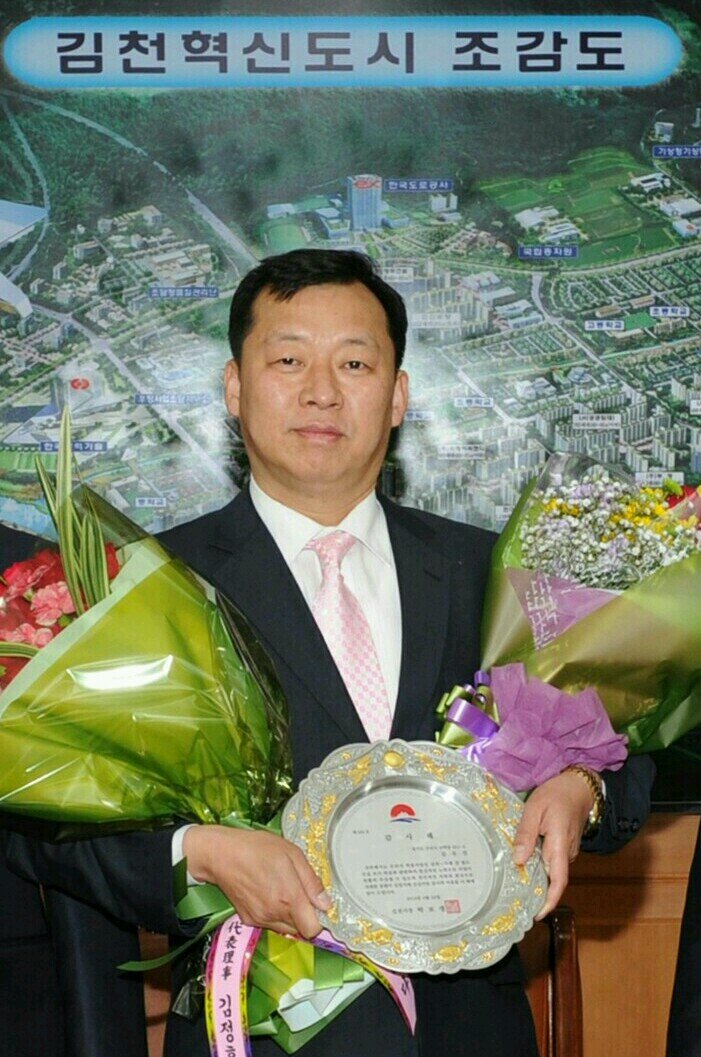 한국부동산신문,부동산경제연구소 칼럼리스트,페이스북 그룹 천손한민족고대사바로알기
역사신문. 대한신보 대기자 
전 2010세계대백제전 홍보대사, 
대백제 역사다큐제작 사무총장,
미술공예가,