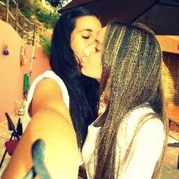 Adicta a las sonrisas y a no poder parar de reír, soy muy felíz, vivo enamorada de la vida, lo que piensen de mí los demás es una cosa que jamás me importará ;D